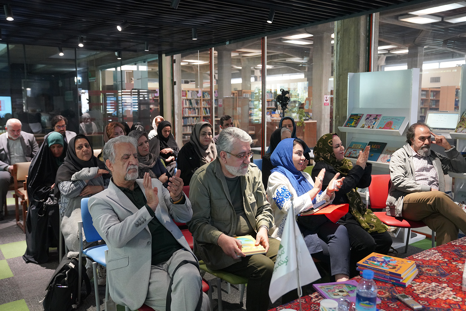 نشست نقد و بررسی مجموعه کتاب‌های «من به دنیا آمدم» برگزار شد