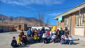 پیک امید مرکز سنقر شادی و دانایی را به کودکان روستاها هدیه داد