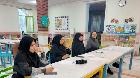 نشست «سفر به دنیای شعر کودک و خردسال» در مرکز فرهنگی‌هنری شماره ۶ قم برگزار شد