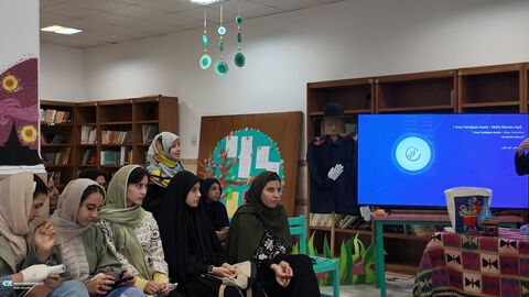 آلبوم تصویری از پنجره دوم، نقد کتاب یک شعر بی طااقت کانون استان قم