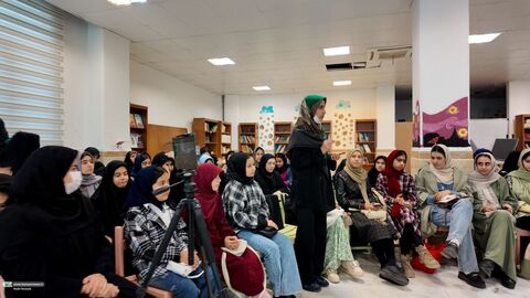 آلبوم تصویری از پنجره دوم، نقد کتاب یک شعر بی طااقت کانون استان قم