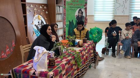 آلبوم تصویری از پنجره دوم، نقد کتاب یک شعر بی طااقت کانون استان قم