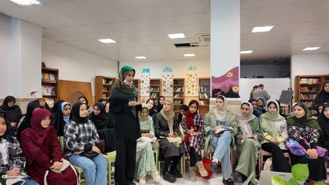 آلبوم تصویری از پنجره دوم، نقد کتاب یک شعر بی طااقت کانون استان قم