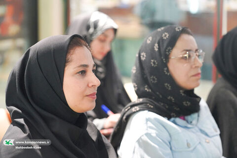 نشست نقد و بررسی مجموعه کتاب‌های «من به دنیا آمدم» برگزار شد