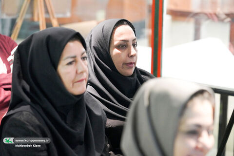 نشست نقد و بررسی مجموعه کتاب‌های «من به دنیا آمدم» برگزار شد