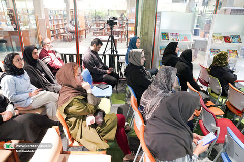 نشست نقد و بررسی مجموعه کتاب‌های «من به دنیا آمدم» برگزار شد