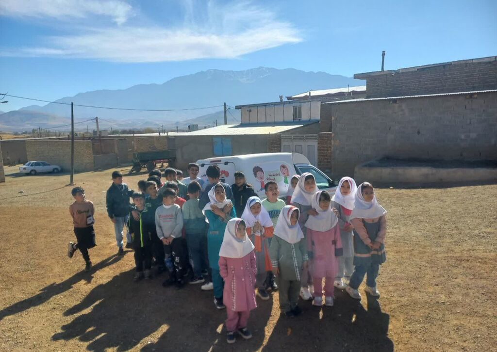 پیک امید مرکز سنقر شادی و دانایی را به کودکان روستاها هدیه داد