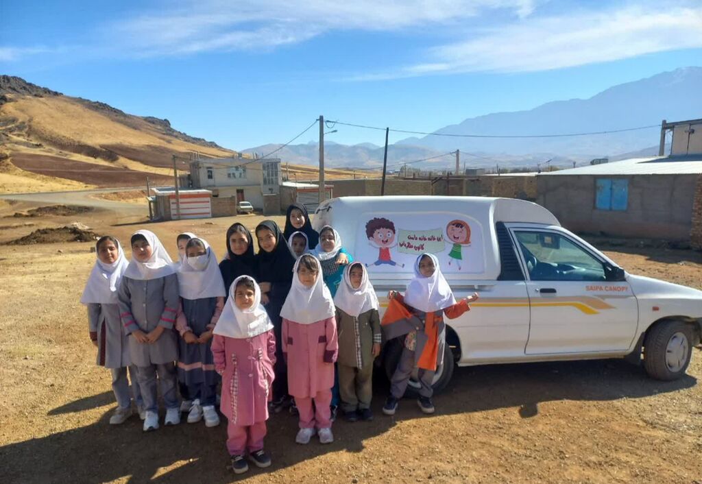 پیک امید مرکز سنقر شادی و دانایی را به کودکان روستاها هدیه داد