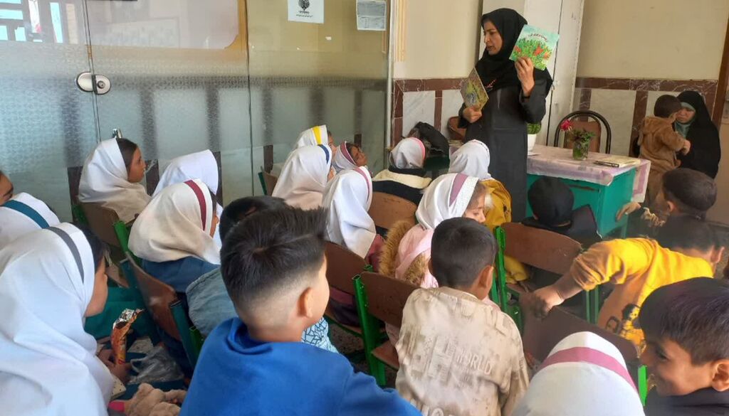 پیک امید مرکز سنقر شادی و دانایی را به کودکان روستاها هدیه داد