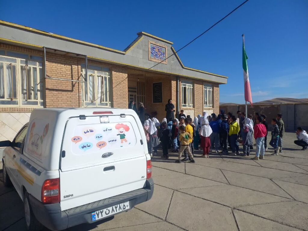 پیک امید مرکز سنقر شادی و دانایی را به کودکان روستاها هدیه داد