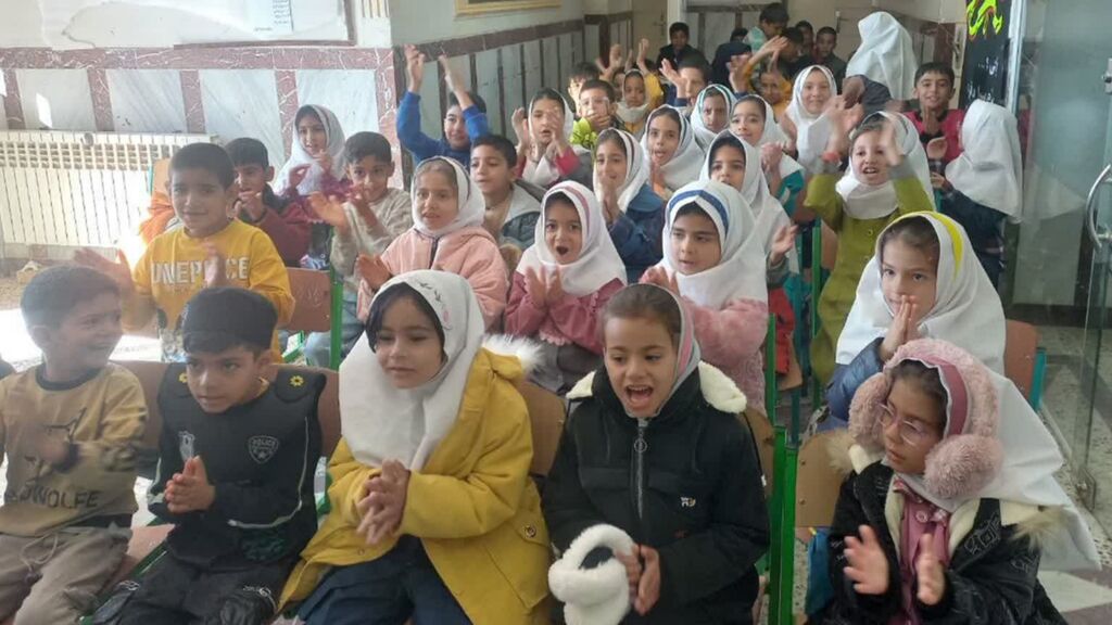 پیک امید مرکز سنقر شادی و دانایی را به کودکان روستاها هدیه داد