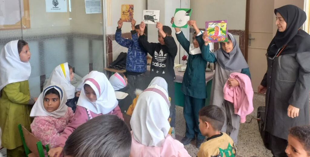 پیک امید مرکز سنقر شادی و دانایی را به کودکان روستاها هدیه داد