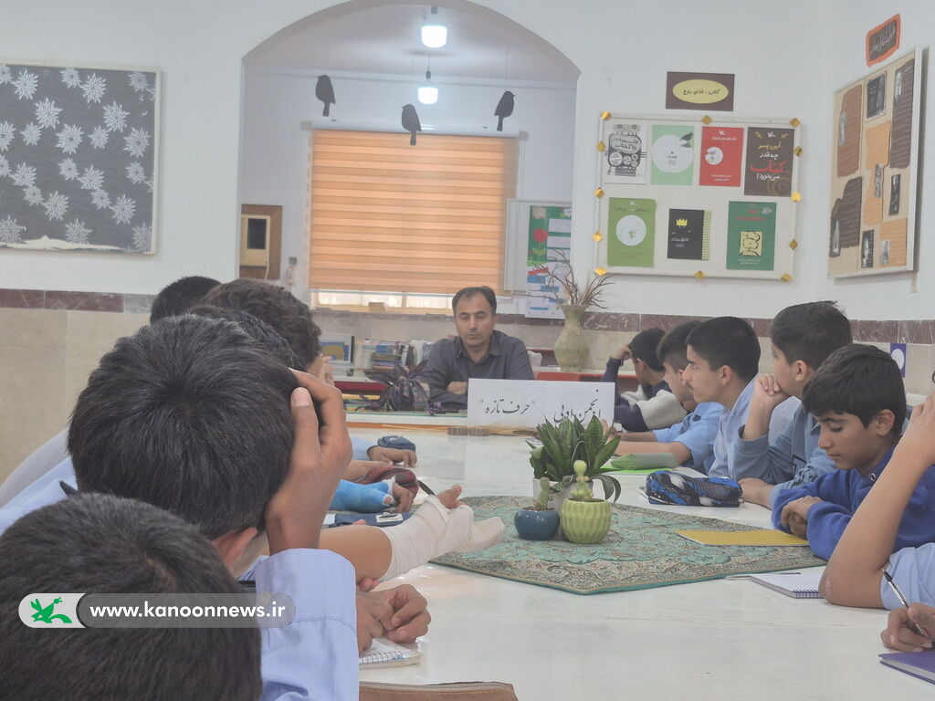 نشست انجمن ادبی "حرف تازه" با محور عناصر داستان در مرکز ریگ برگزار شد