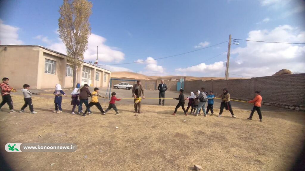 پویش کتاب در روستاهای چومالی و برون‌ده زنجان با حضور ۸۰ دانش‌آموز برگزار شد