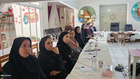 قصه، پیوند نسل‌ها؛ تصاویری از نشست‌های قصه‌گویی با مربیان کانون و مهدهای کودک در کانون یاسوج