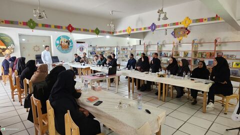 قصه، پیوند نسل‌ها؛ تصاویری از نشست‌های قصه‌گویی با مربیان کانون و مهدهای کودک در کانون یاسوج