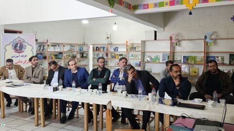 قصه، پیوند نسل‌ها؛ تصاویری از نشست‌های قصه‌گویی با مربیان کانون و مهدهای کودک در کانون یاسوج