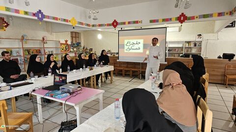 قصه، پیوند نسل‌ها؛ تصاویری از نشست‌های قصه‌گویی با مربیان کانون و مهدهای کودک در کانون یاسوج