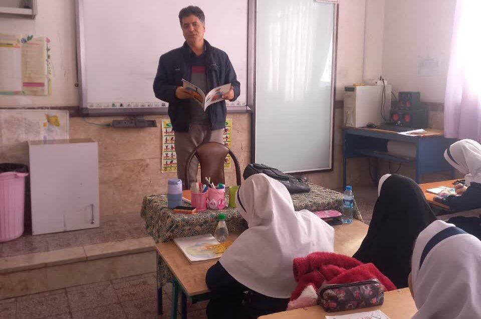 زنگ دانایی در مدارس سنقر نواخته شد