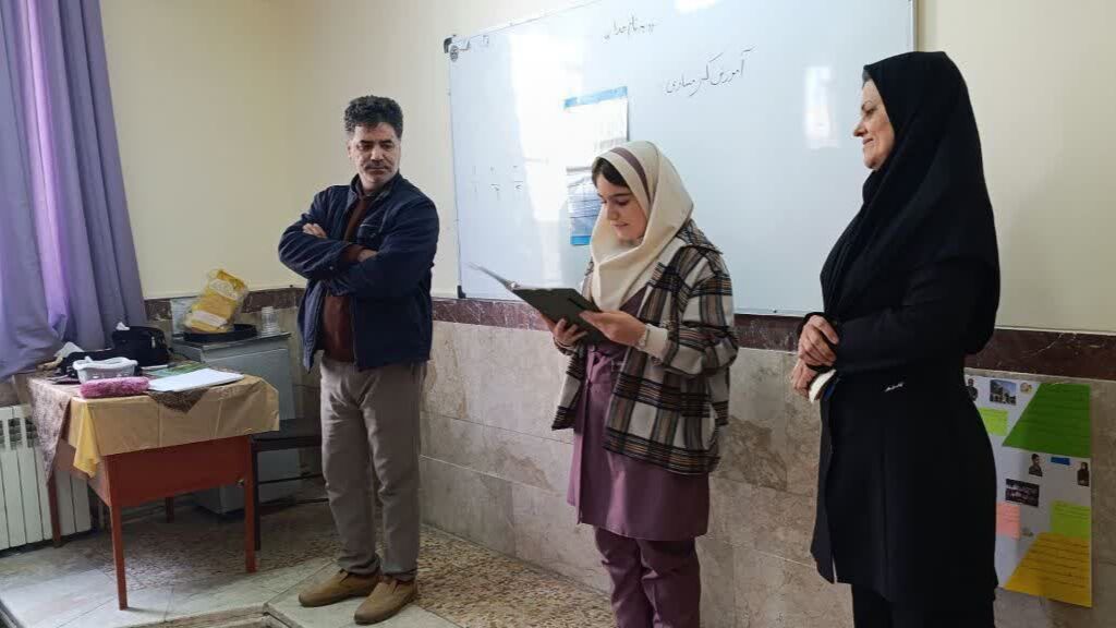 زنگ دانایی در مدارس سنقر نواخته شد