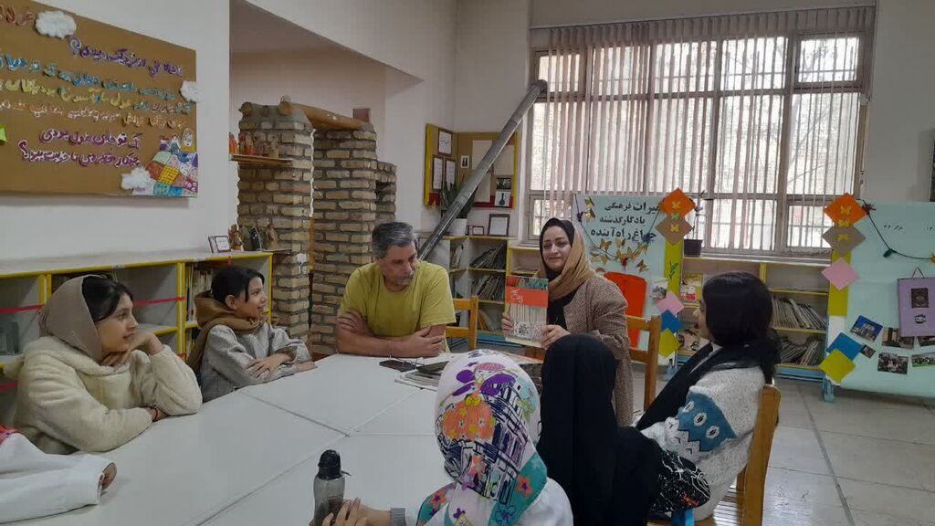 دیدار اعضای باشگاه کتابخوانی با عکاس و صفحه‌آرای کتاب‌های علی خوش جام در مرکز ۳۲ تهران