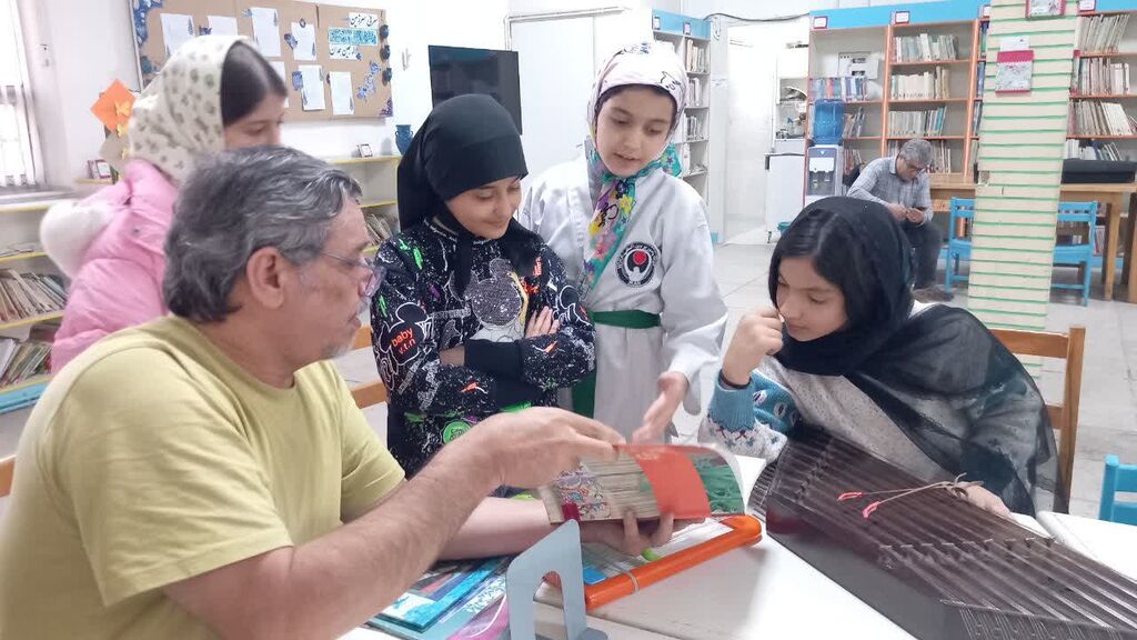 دیدار اعضای باشگاه کتابخوانی با عکاس و صفحهآرای کتابهای علی خوش جام در مرکز ۳۲ تهران