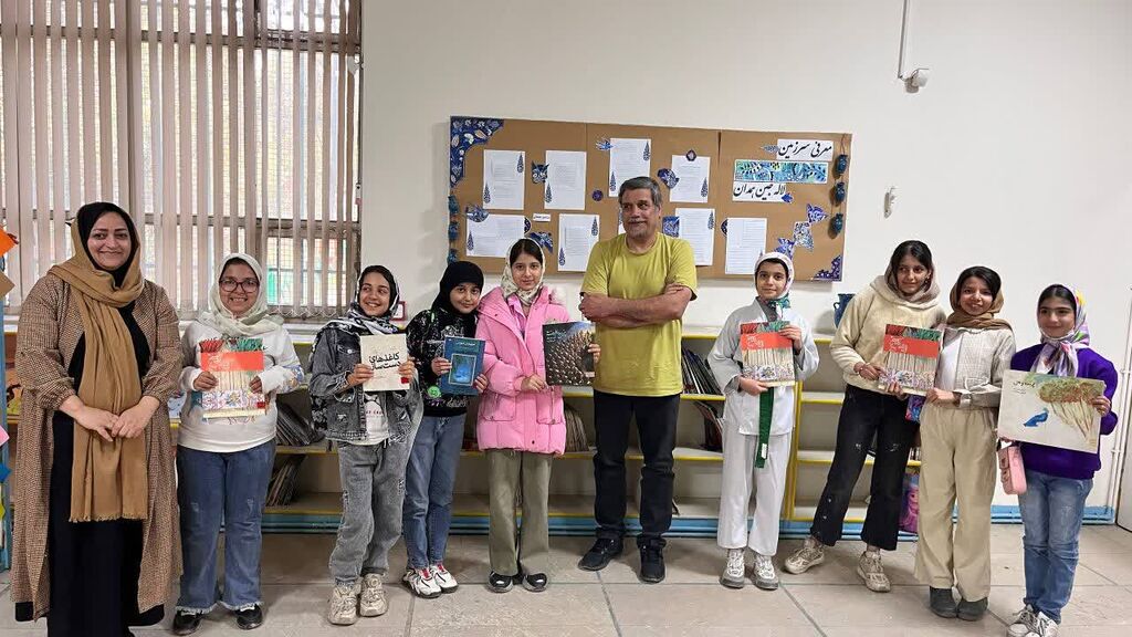 دیدار اعضای باشگاه کتابخوانی با عکاس و صفحه‌آرای کتاب‌های علی خوش جام در مرکز ۳۲ تهران