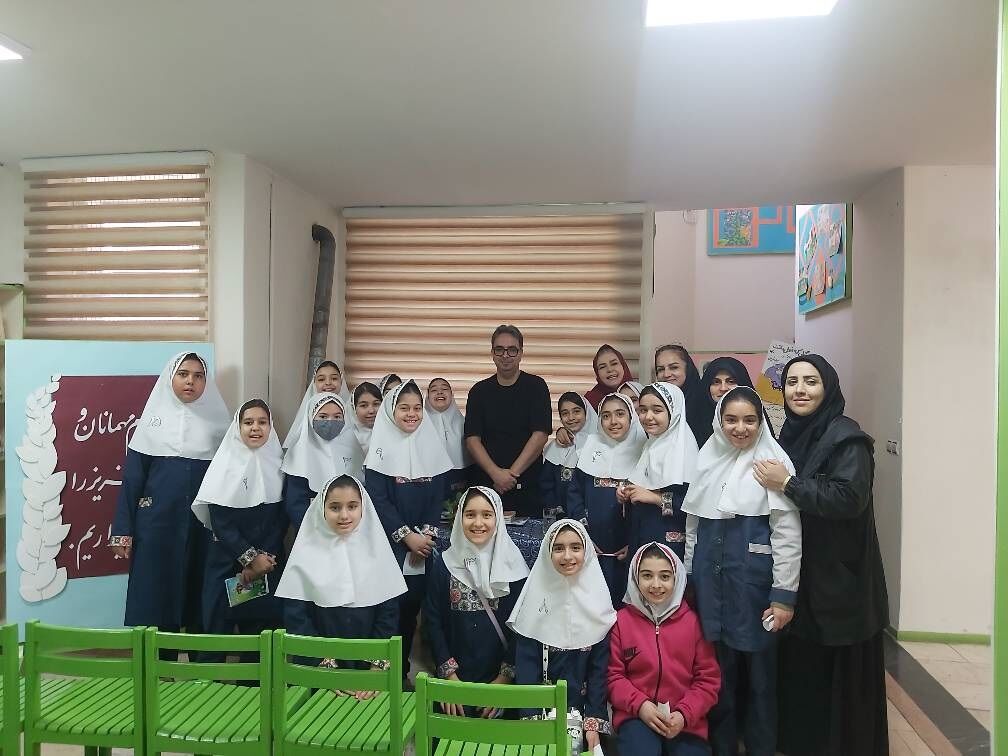 «جشن کتاب‌دوست؛ هم‌خوانی و خلاقیت دختران مدرسه فاطمیه با نویسنده طنزپرداز» عباس قدیر محسنی