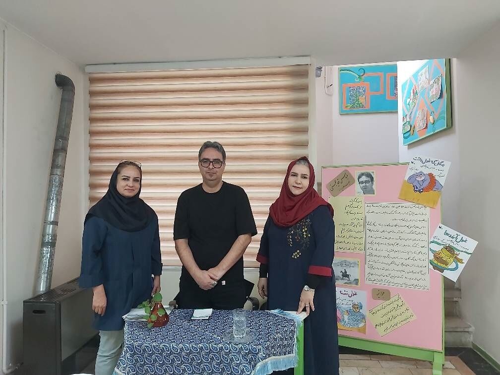 «جشن کتابدوست؛ همخوانی و خلاقیت دختران مدرسه فاطمیه با نویسنده طنزپرداز» عباس قدیر محسنی