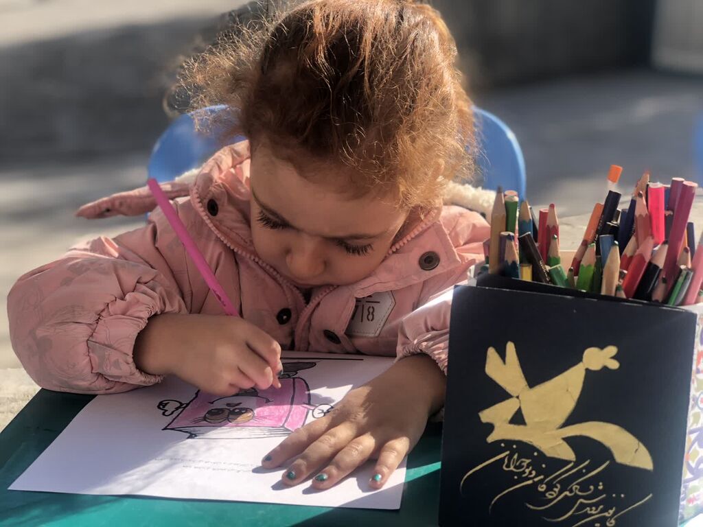 ایستگاه نقاشی با رویکرد ترویج کتابخوانی در صحنه برپا شد