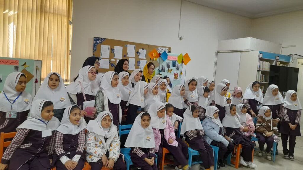 «می‌نویسم باران»؛ دیدار نوخوانان با معصومه معصوم‌زاده شاعر کودک در مرکز ۳۲