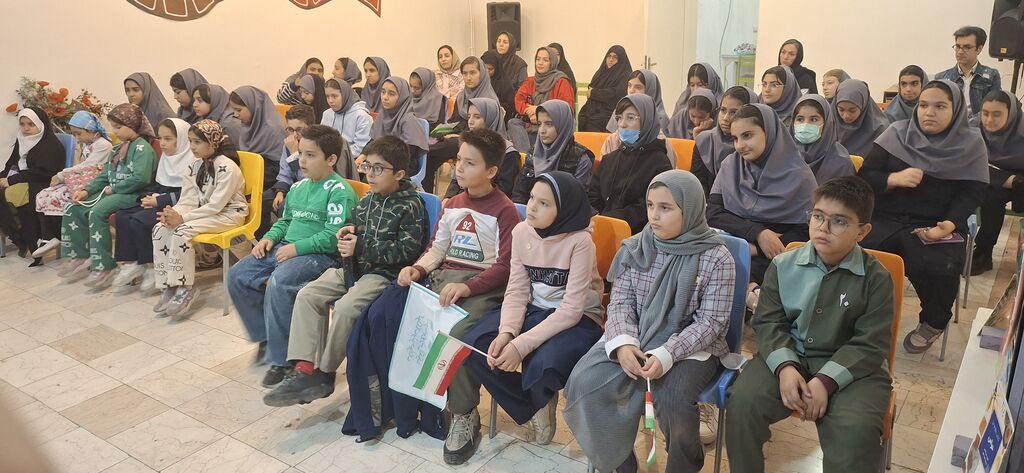 دیدار اعضای مرکز ۸ تهران با نویسنده و مترجم سرشناس حوزهی کودکان و نوجوانان