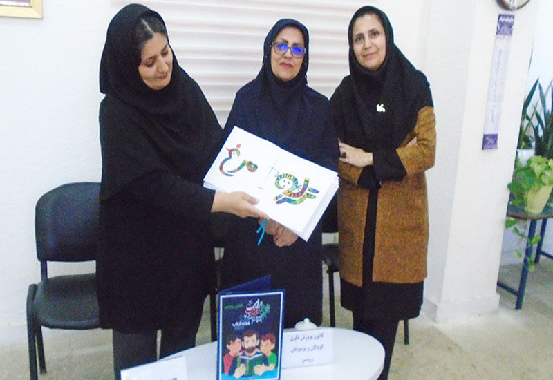 آماده‌سازی کتاب حسی-‌لمسی «کلاغ مثل کلاغ» برای کودکان نابینا