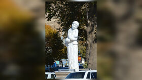 رونمایی از مجسمه «مادر» اثر هنرمند کانونی در اسلام‌آباد غرب