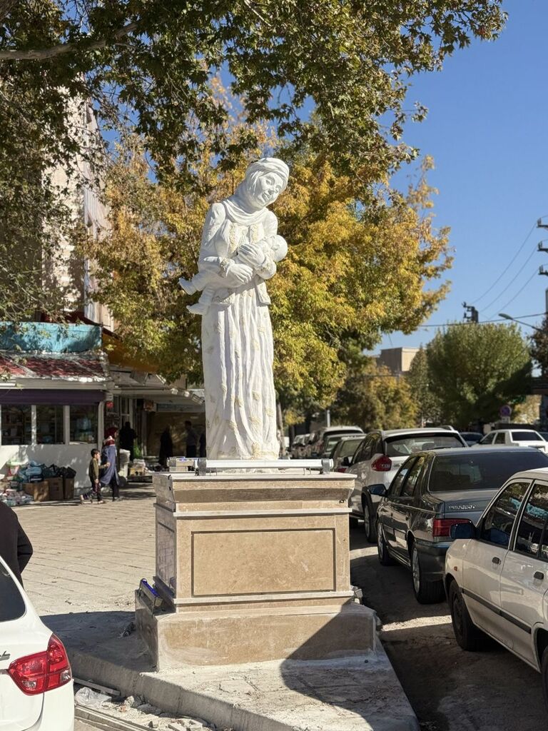 رونمایی از مجسمه «مادر» اثر هنرمند کانونی در اسلام‌آباد غرب