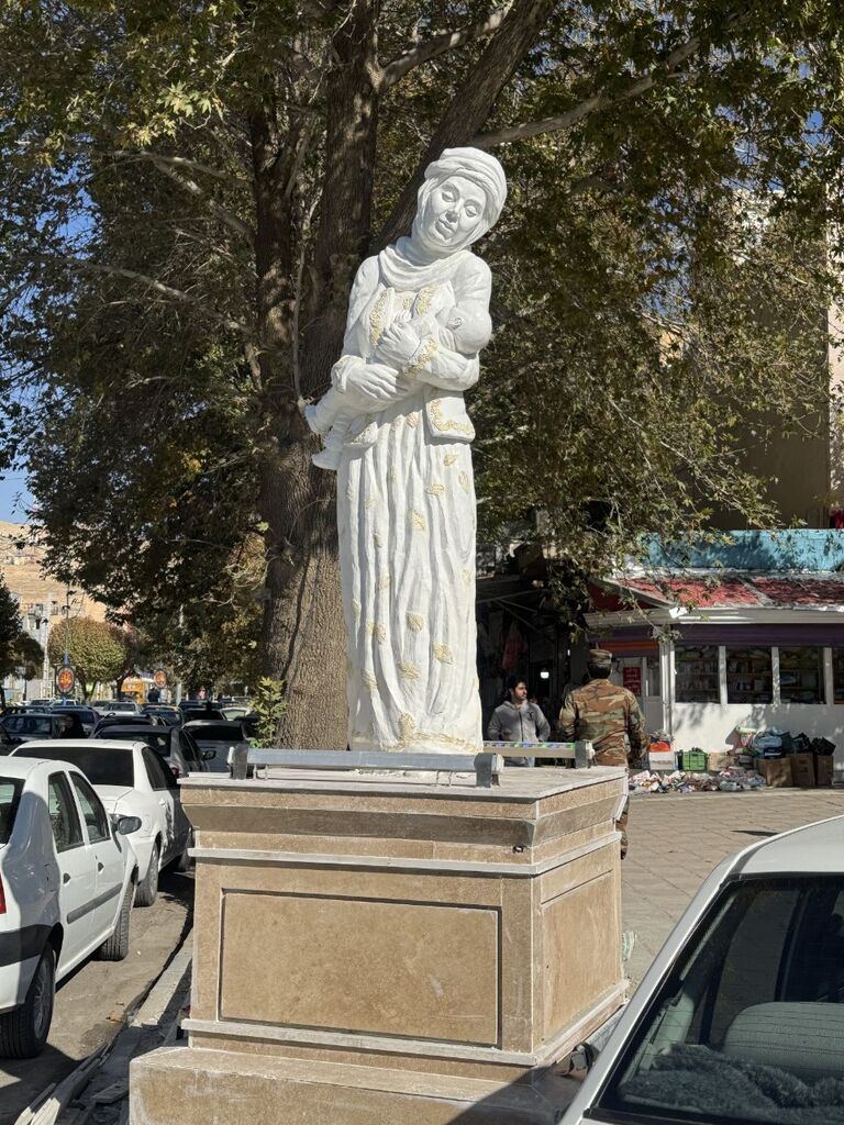 رونمایی از مجسمه «مادر» اثر هنرمند کانونی در اسلام‌آباد غرب