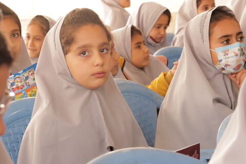 اجرای طرح اهدای قفسه‌های کتاب کانون چهارمحال و بختیاری (1)