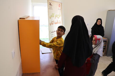 اجرای طرح اهدای قفسه‌های کتاب کانون چهارمحال و بختیاری (1)