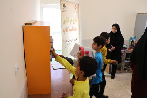 اجرای طرح اهدای قفسه‌های کتاب کانون چهارمحال و بختیاری (1)