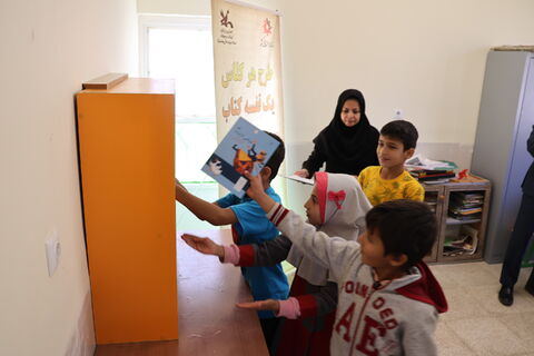 اجرای طرح اهدای قفسه‌های کتاب کانون چهارمحال و بختیاری (1)