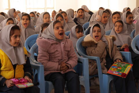 اجرای طرح اهدای قفسه‌های کتاب کانون چهارمحال و بختیاری (1)