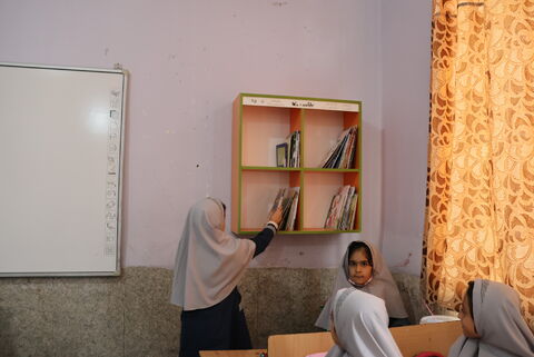 اجرای طرح اهدای قفسه‌های کتاب کانون چهارمحال و بختیاری (1)