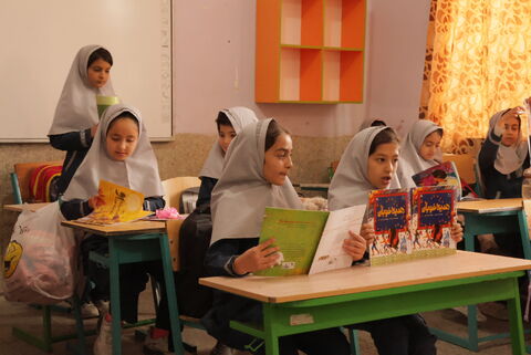 اجرای طرح اهدای قفسه‌های کتاب کانون چهارمحال و بختیاری (1)