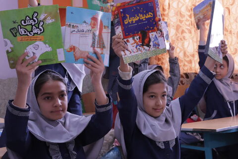 اجرای طرح اهدای قفسه‌های کتاب کانون چهارمحال و بختیاری (1)