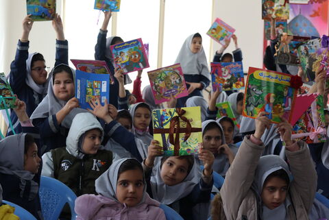 اجرای طرح اهدای قفسه‌های کتاب کانون چهارمحال و بختیاری (1)