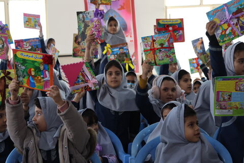 اجرای طرح اهدای قفسه‌های کتاب کانون چهارمحال و بختیاری (1)