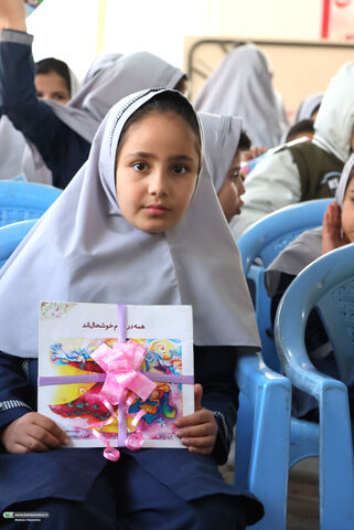 اجرای طرح اهدای قفسه‌های کتاب کانون چهارمحال و بختیاری (1)