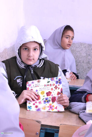 اجرای طرح اهدای قفسه‌های کتاب کانون چهارمحال و بختیاری (1)