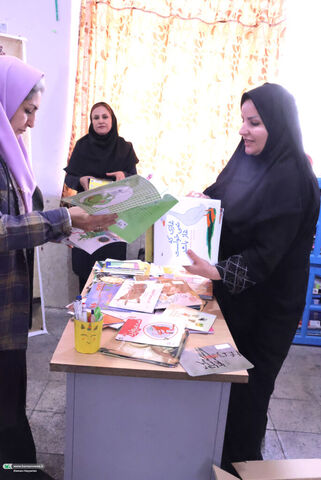 اجرای طرح اهدای قفسه‌های کتاب کانون چهارمحال و بختیاری (1)