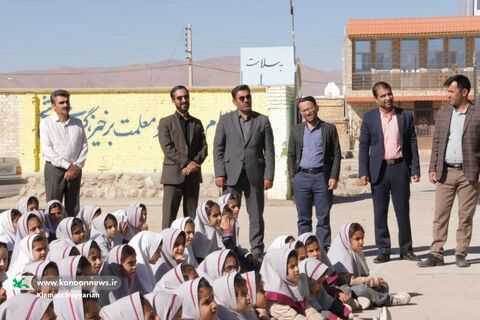 طرح اهدای قفسه‌های کتاب کانون چهارمحال و بختیاری به مدارس محروم(2)